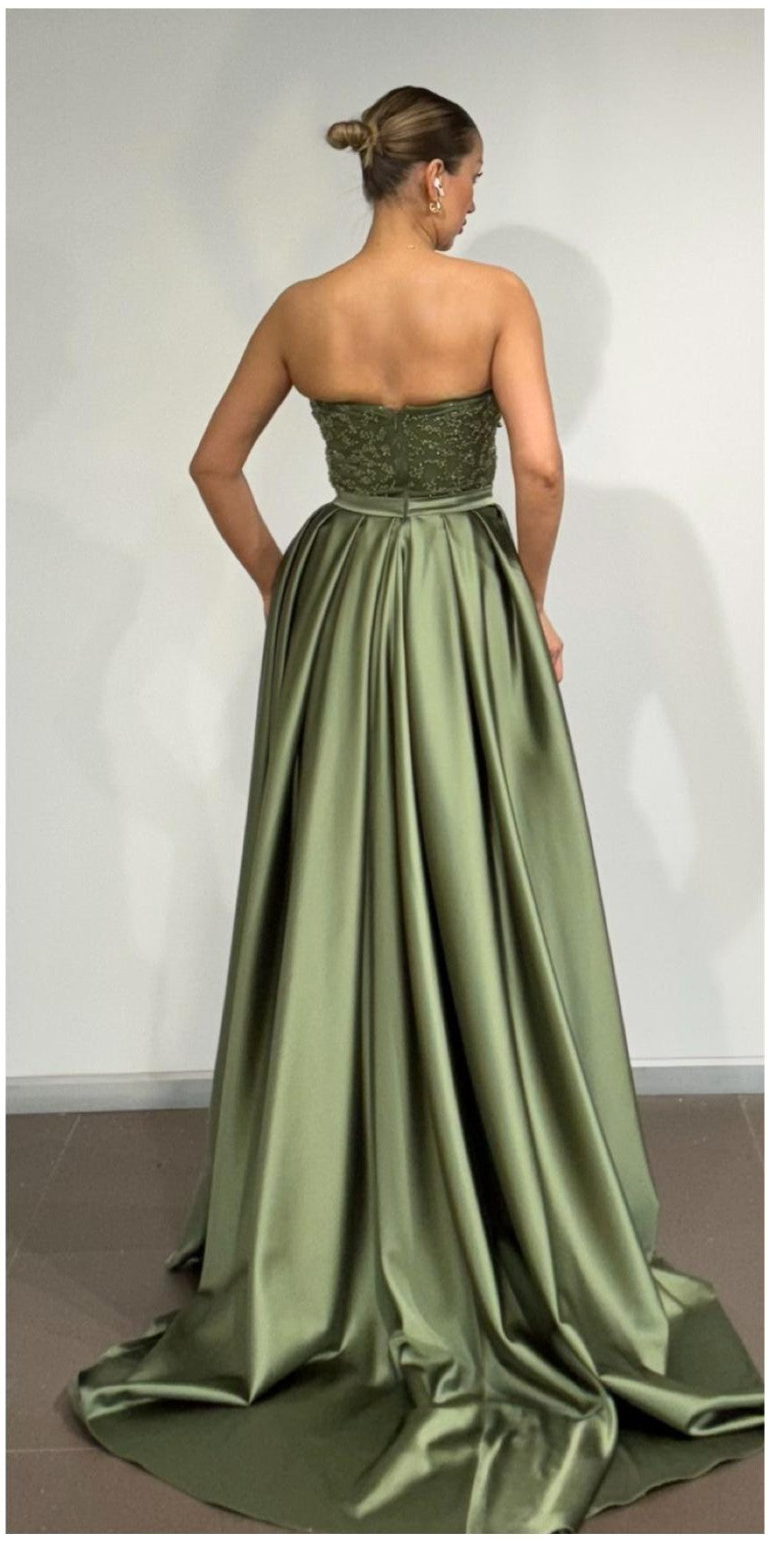 فستان سهرة أنيق بلون الزيتوني - تصميم بدون حمالات مع تطريز رائع