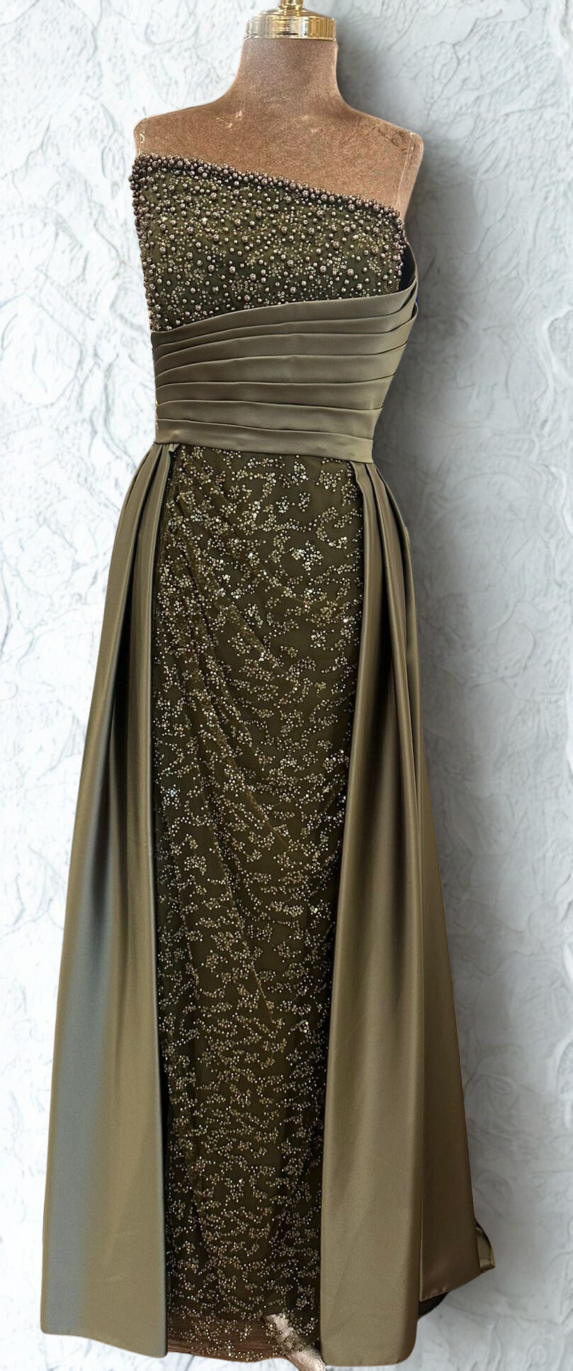 فستان سهرة أنيق بلون الزيتوني - تصميم بدون حمالات مع تطريز رائع